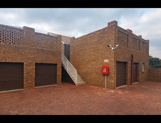 3 BEDROOM TOWNHOUSE FOR SALE IN MORELETAPARK